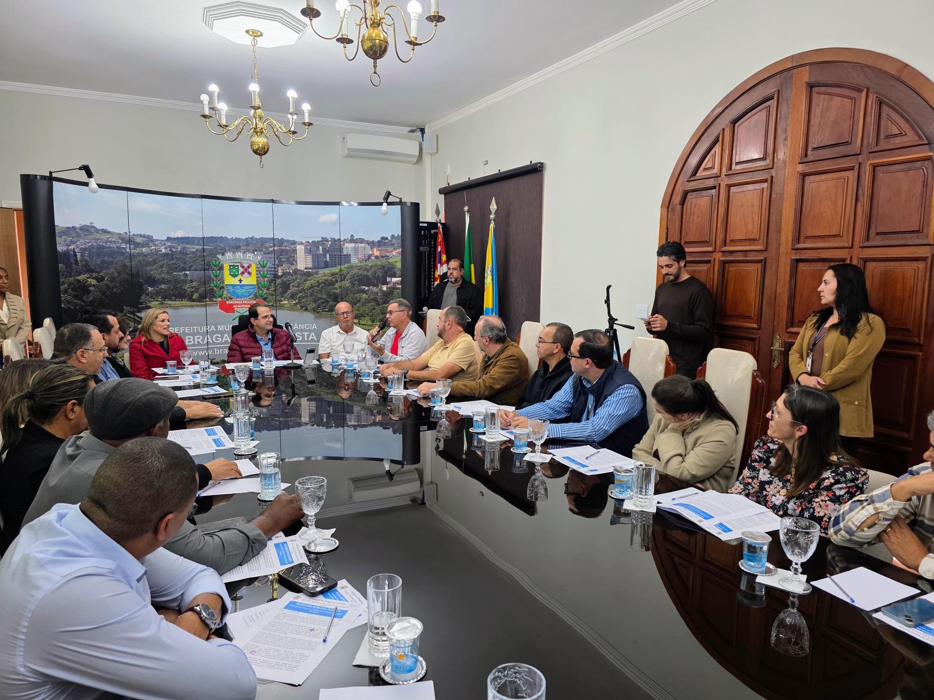 Lei Complementar n&ordm; 1023 consolida pacote de valoriza&ccedil;&atilde;o do funcionalismo p&uacute;blico Foto 02