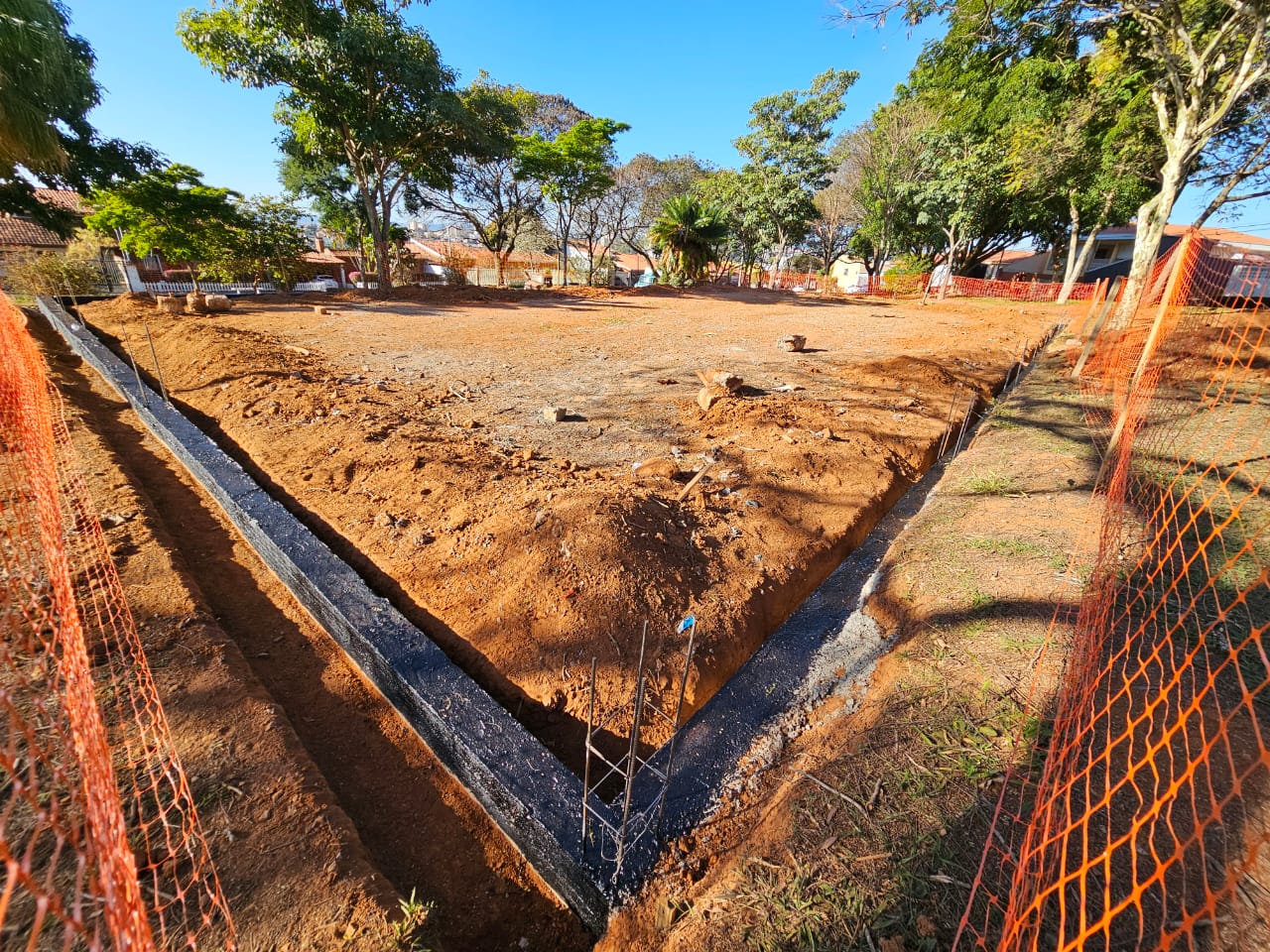 Obras da Pra&ccedil;a do Objetivo seguem com constru&ccedil;&atilde;o de quadra poliesportiva 01