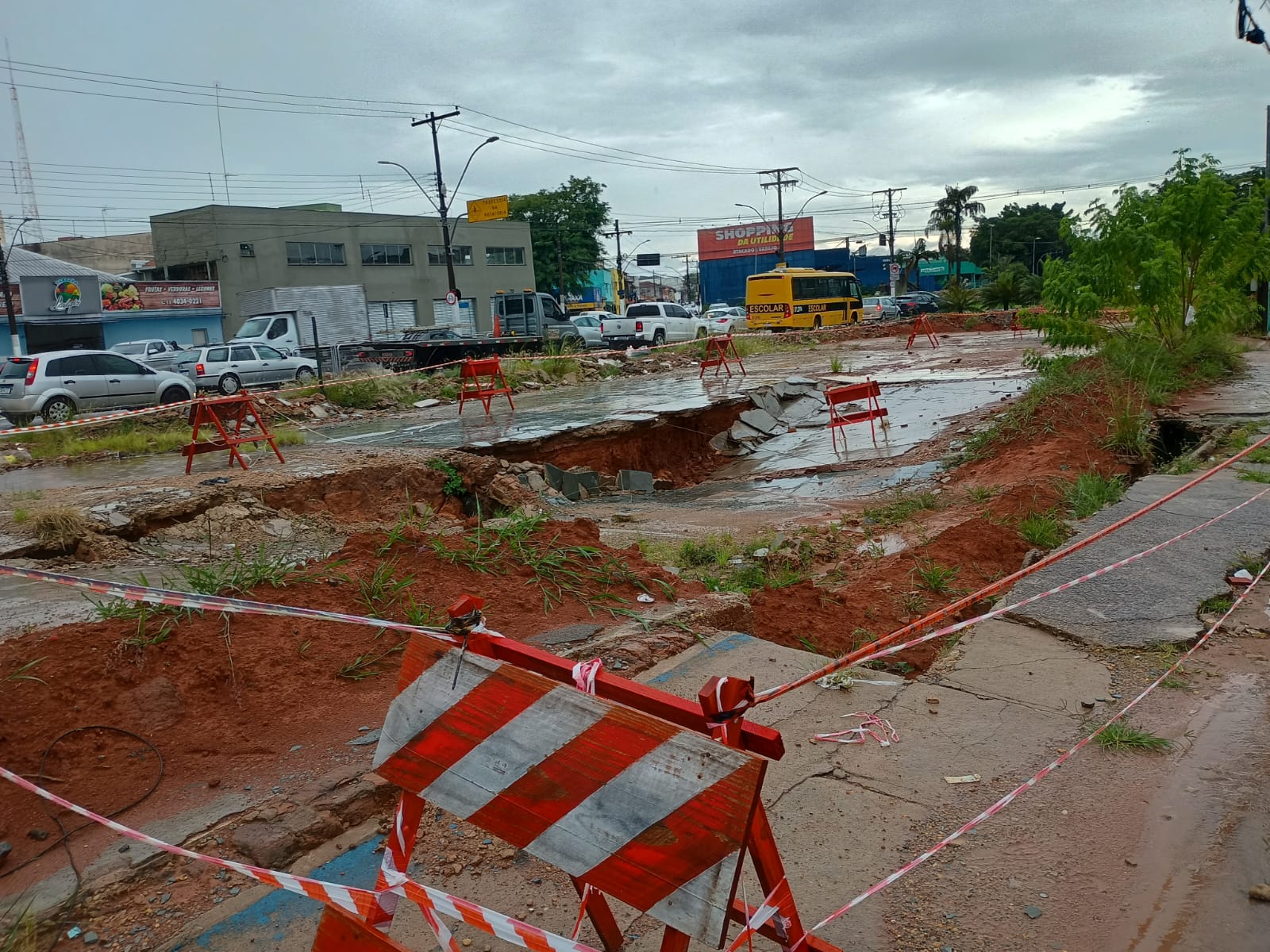 Solapamento de solo em terreno em frente a Lojas Cem