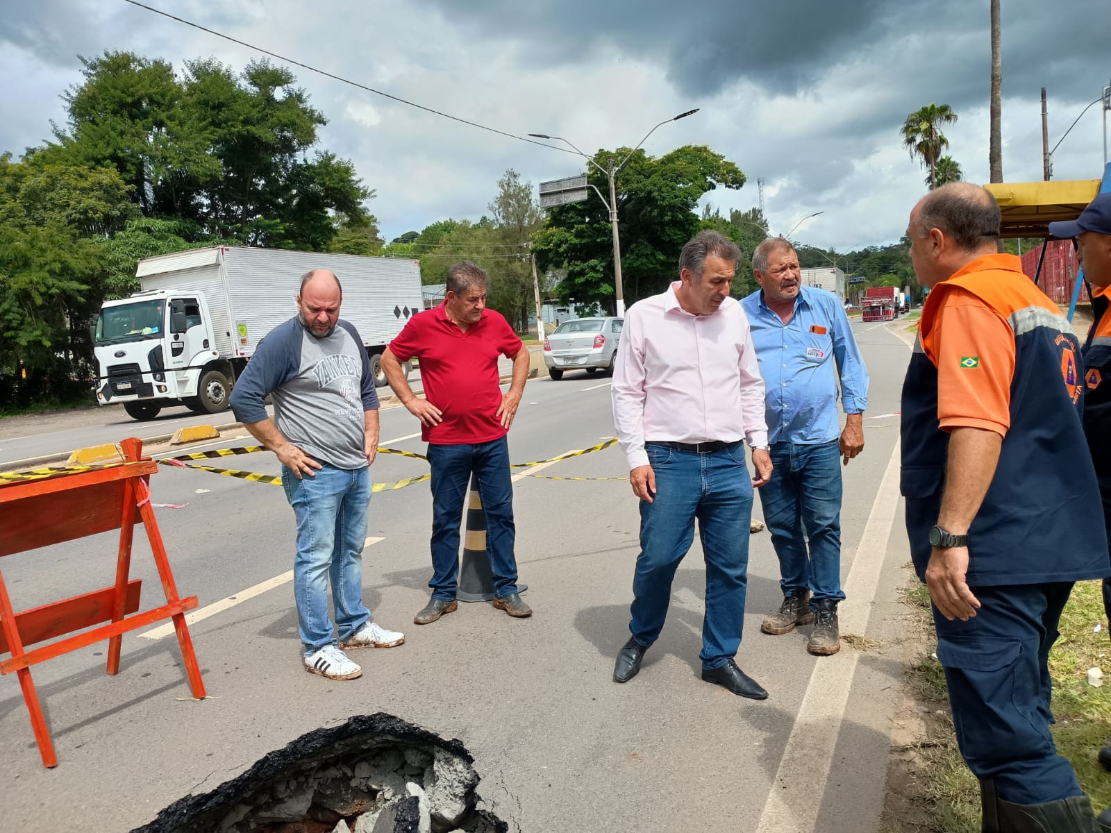 Solapamento de terreno na Av Dom Pedro reparos j&aacute; iniciados