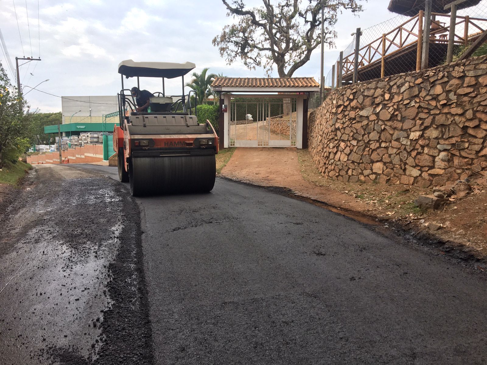 08.10.2021 Estrada Municipal Antônio Moreno vem recebendo melhorias com aplicação de massa fria (2)