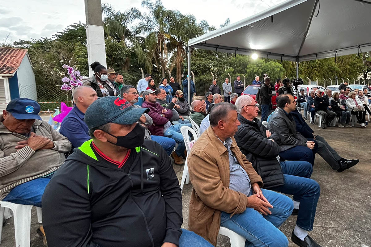 Moradores acompanharam a entrega da pavimentac¸a~o das estradas do Atibaianos