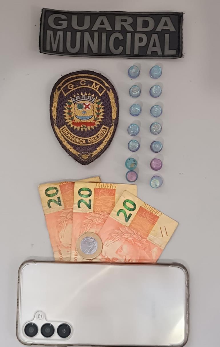 Prisão de mulher em flagrante por tráfico de drogas na Praça da Bíblia