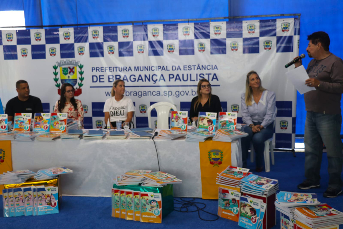 21.03.2022 Prefeitura entrega materiais do Projeto Aprova Brasil aos alunos do ensino fundamental (1)