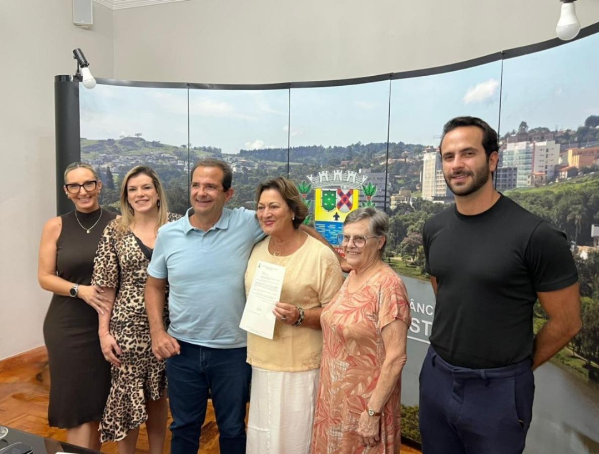 Creche do Jardim do Cedro passa a se chamar Professora Elisabeth Aparecida Nani Foto 01