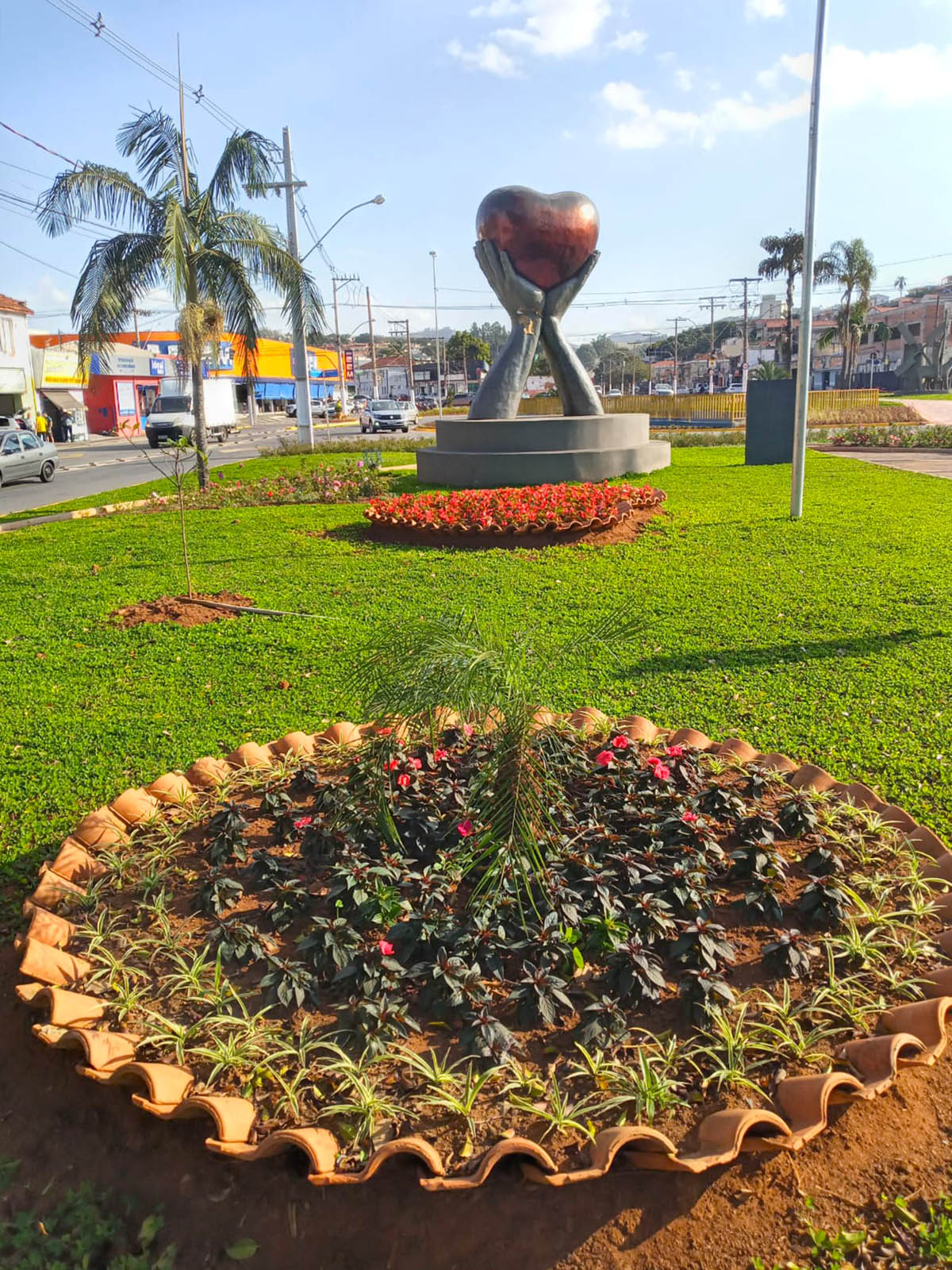 Paisagismo da Pra&ccedil;a Chico Major tem chamado aten&ccedil;&atilde;o de bragantinos e visitantes (1)