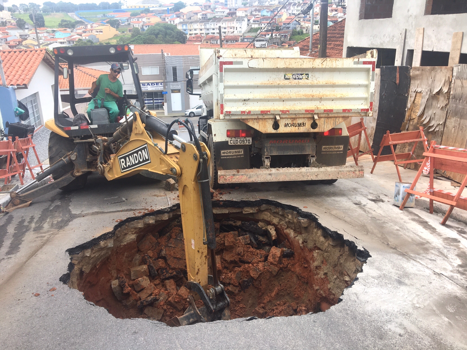 Rompimento da galeria de &aacute;guas pluviais e rede de esgoto na Rua Benjamin Constant 02
