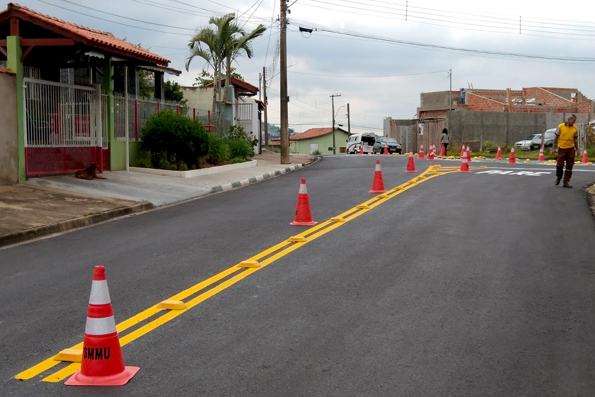 Prefeitura realiza sinalização viária em cruzamento e implanta mini rotatória no bairro Hípica Jagu
