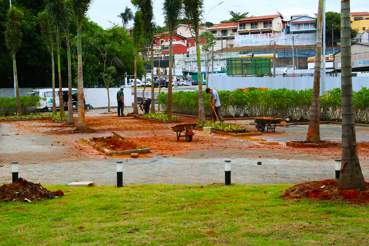 Praça da Poesia está recebendo plantio de 19 árvores e 31 palmeiras, além de paisagismo (1)