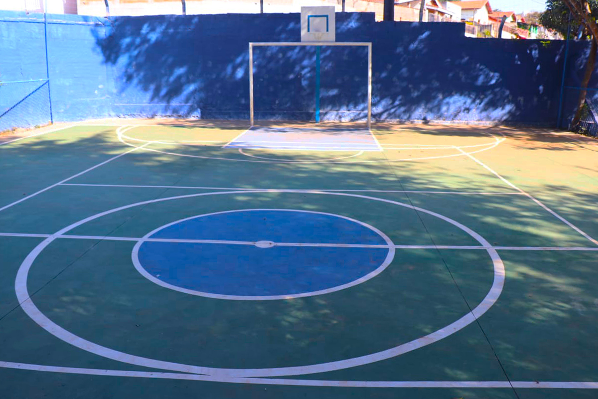 02.09.2022 Quadra interna da Escola Municipal Ant&ocirc;nio Dorival Monteiro de Oliveira &eacute; reformada (1)