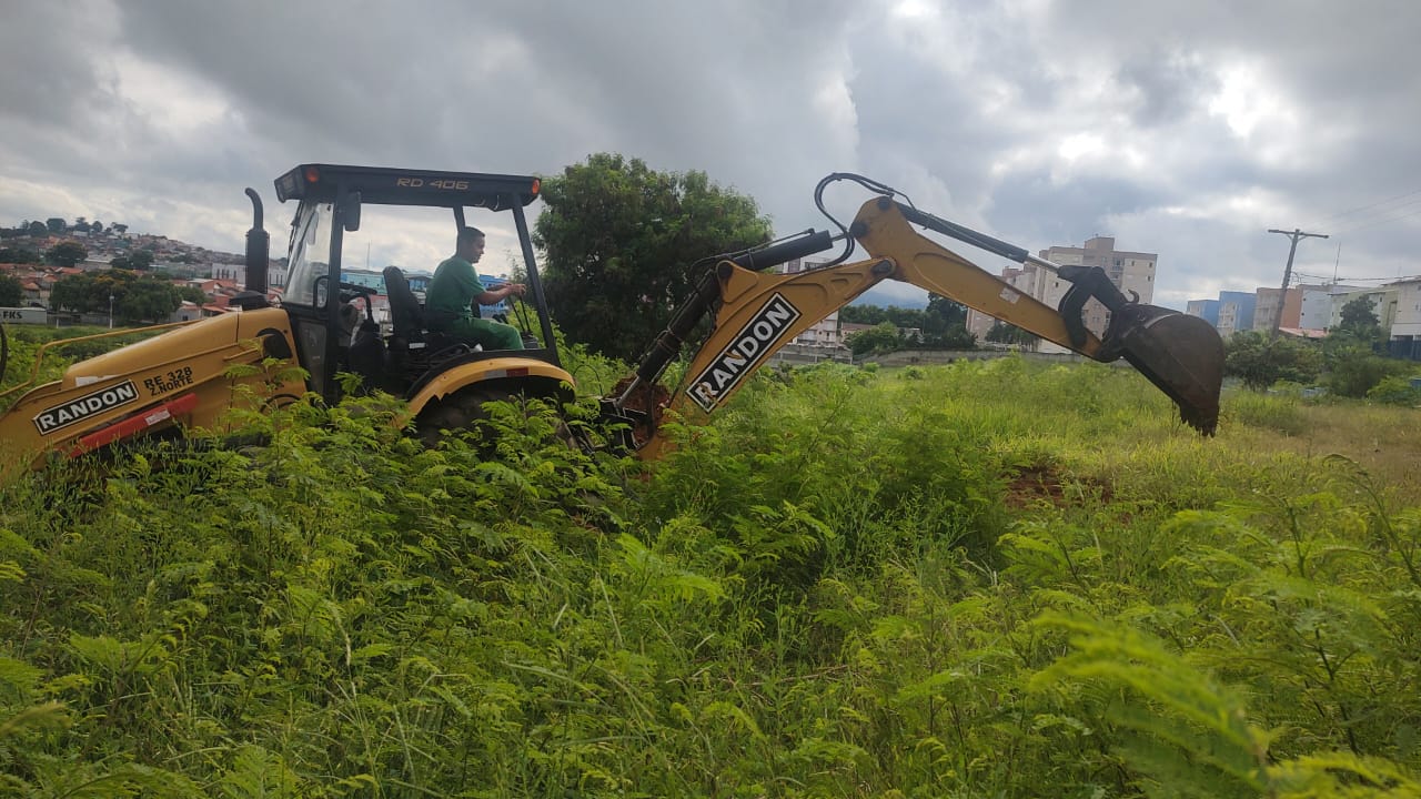 Manutenção e limpeza de terreno no bairro Padre Aldo Bolini (2)