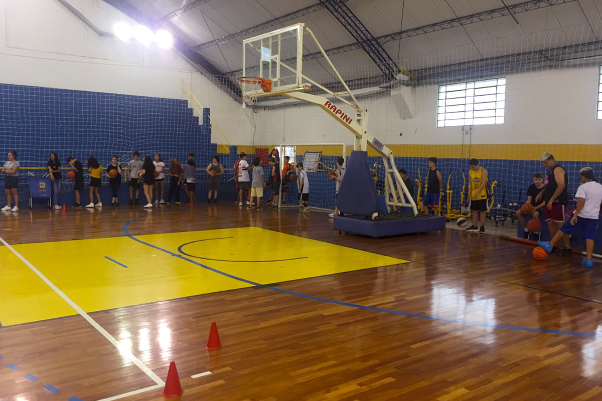 Prefeitura de São Paulo oferece aulas de basquete gratuitas para