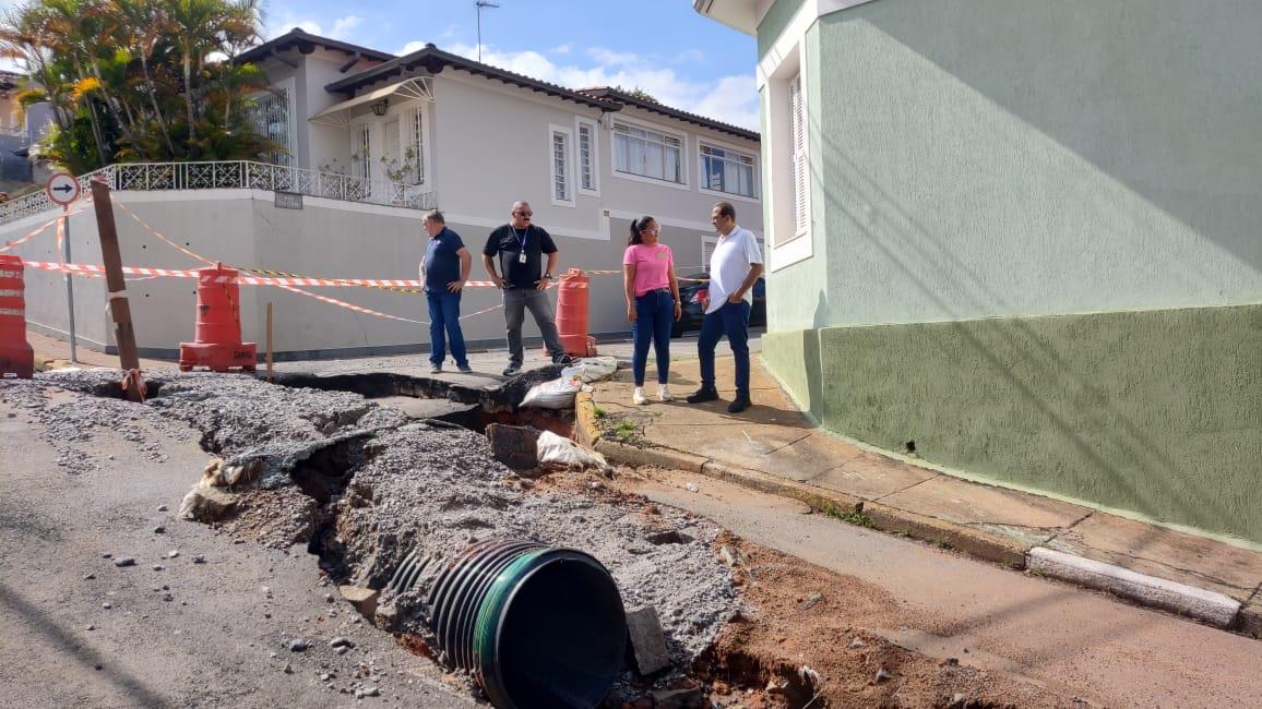 Obras emergenciais na Rua Antônio da Cruz são iniciadas após rompimento de tubulação (1)