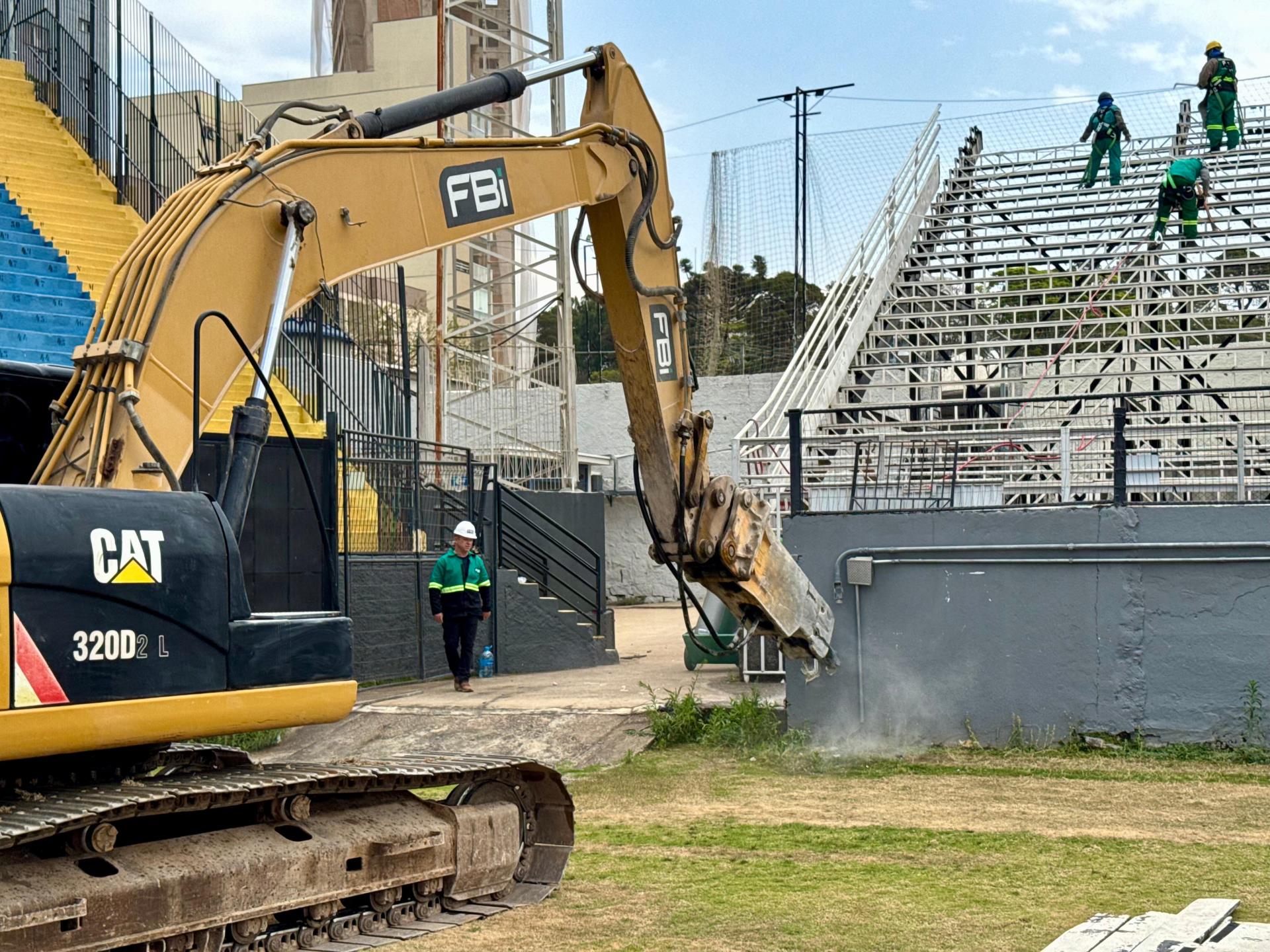 Prefeitura acompanha início da demolição do Estádio Nabi Abi Chedid (2)