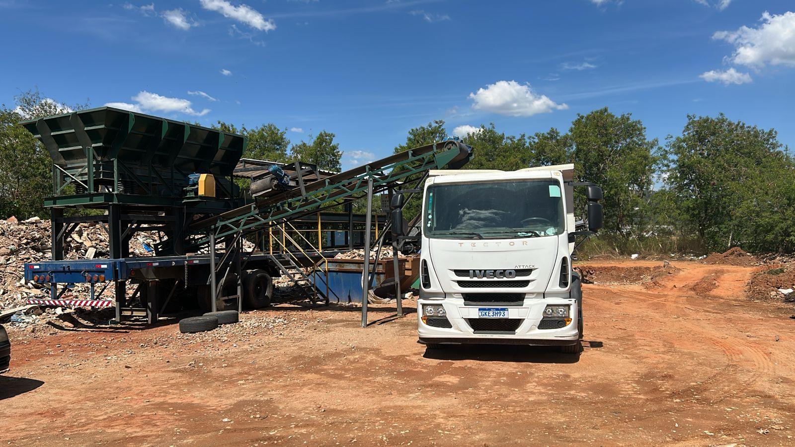 Secretário Bozzola vistoriando equipamento de trituração de materiais que está em teste no Ecoponto (1)
