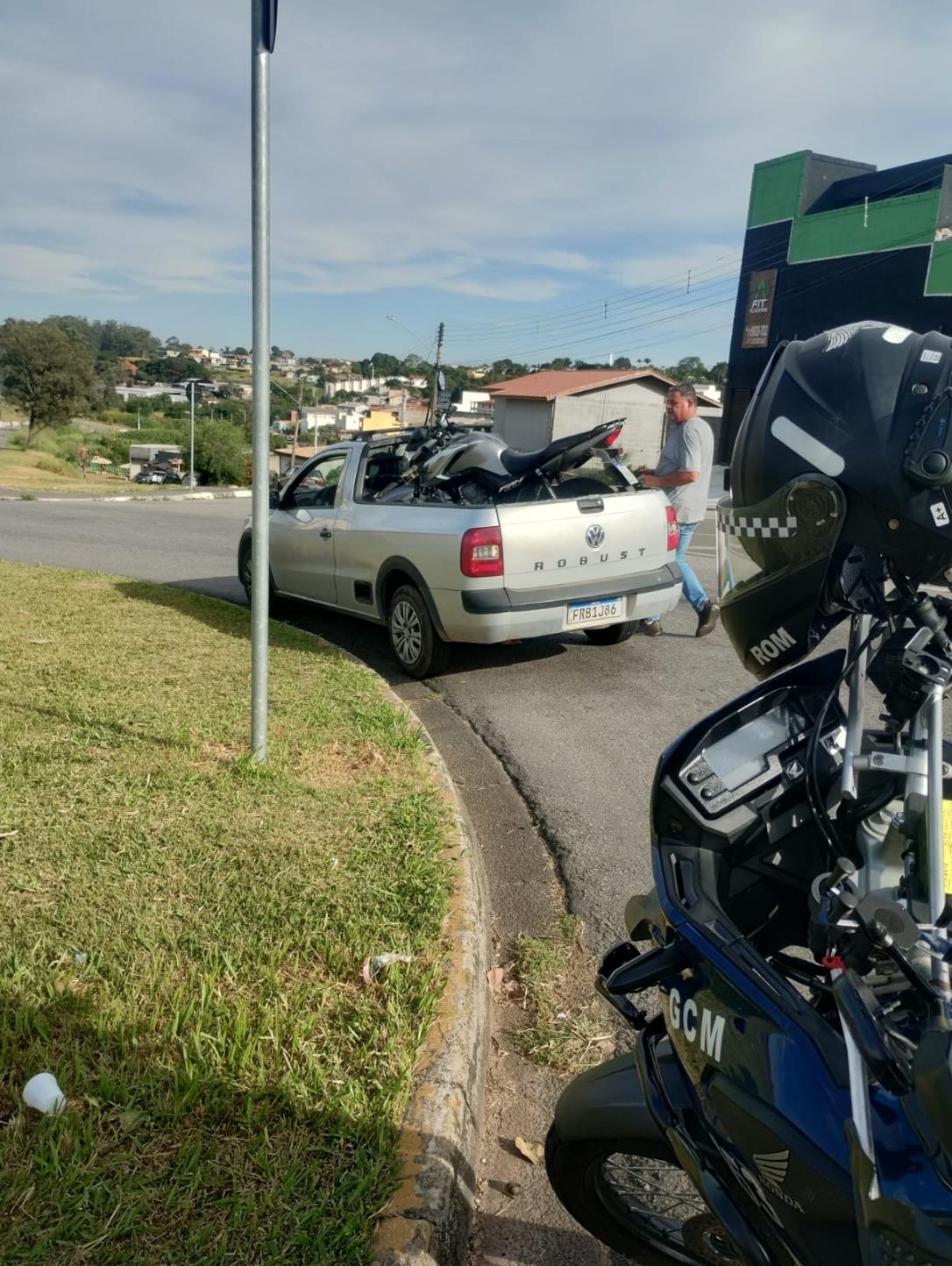 Motociclista &eacute; detido ap&oacute;s fuga e dire&ccedil;&atilde;o perigosa Foto 01
