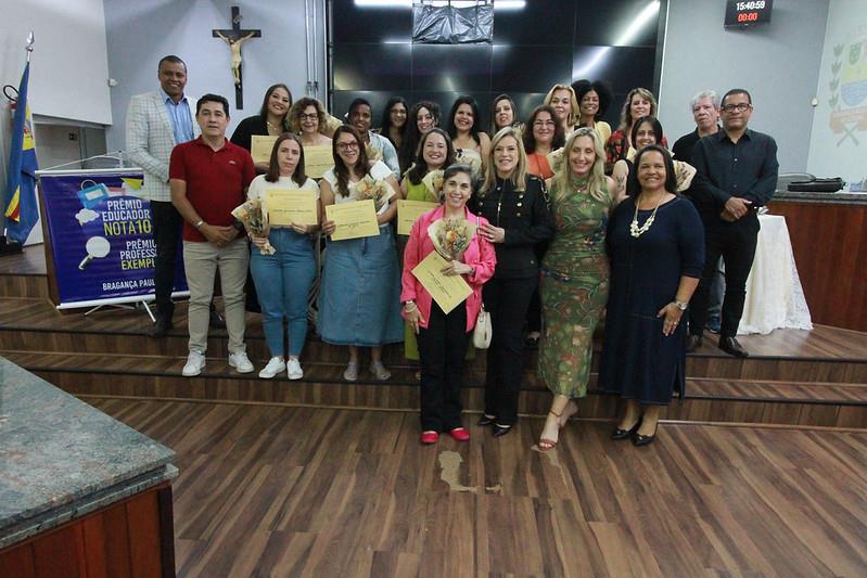Diplomas Educador Nota 10 e Professor Exemplar s&atilde;o entregues em homenagem a profissiona (4)