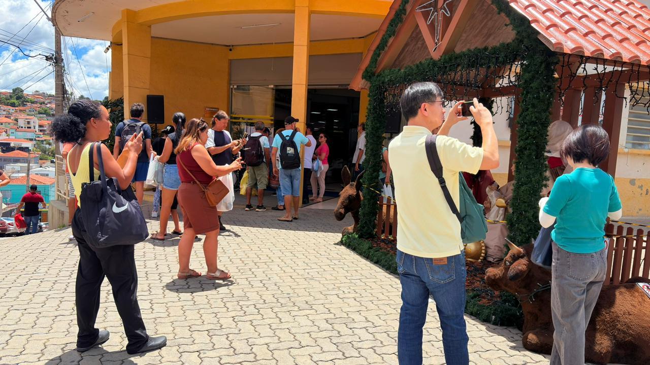 Jamil Trio leva emo&ccedil;&atilde;o e cultura ao Mercado Municipal durante festividades natalinas em Bragan&ccedil;a Paulista (2)