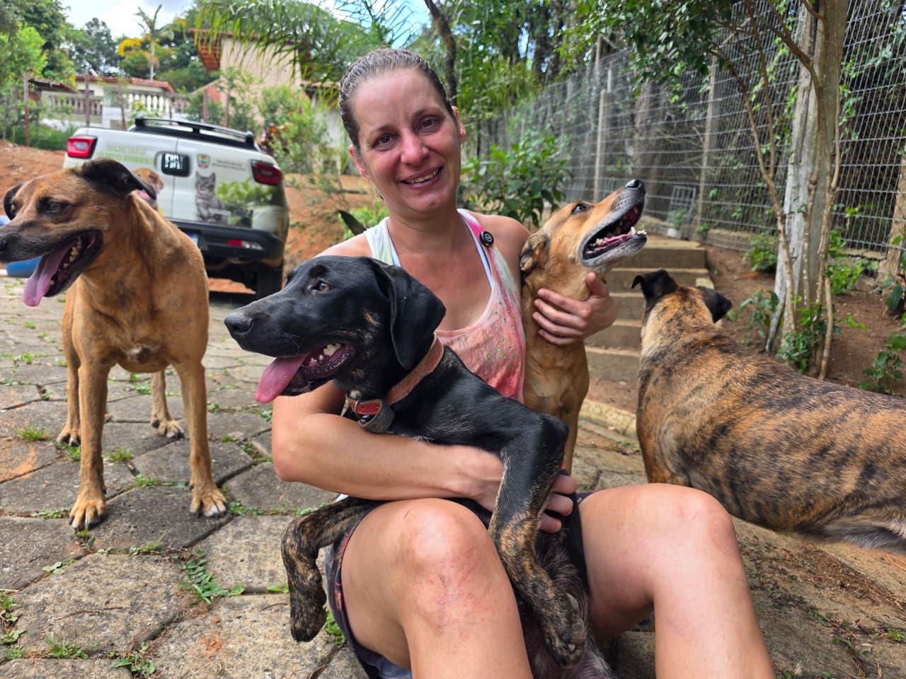 Cachorrinha Sky (ao centro) com sua nova tutora 1