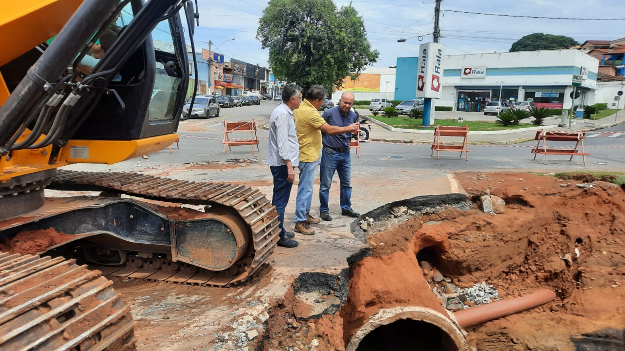 Colocação de adutoras na Av dos imigrantes