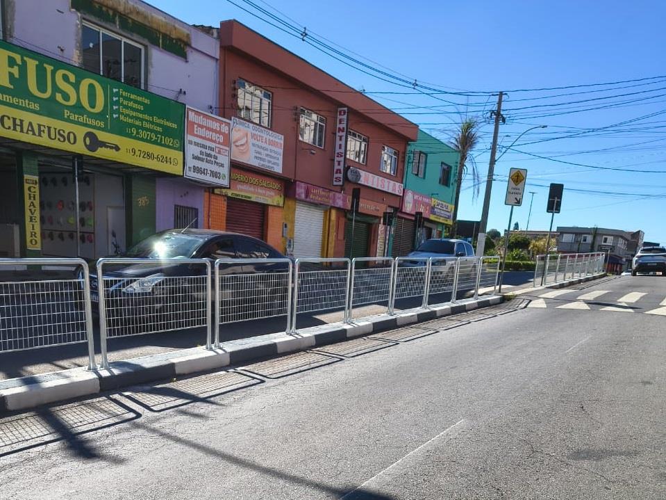 Prefeitura instala 160 gradis de proteção na Avenida Antônio Pires Pimentel pa (1)