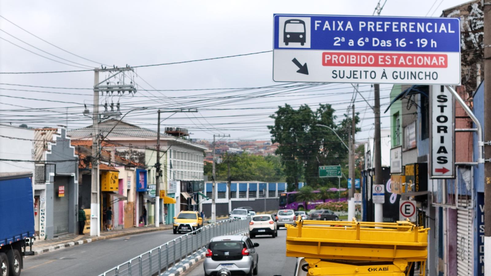 Come&ccedil;a a valer hoje (2914) faixa revers&iacute;vel na Avenida Ant&ocirc;nio Pires Pimentel