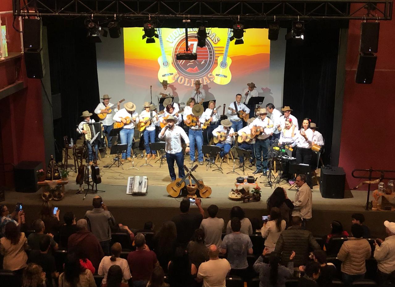 Orquestra Violeiros das 7 Colinas emociona e levanta o público no Teatro Carlos Gomes em Bragança P (2)