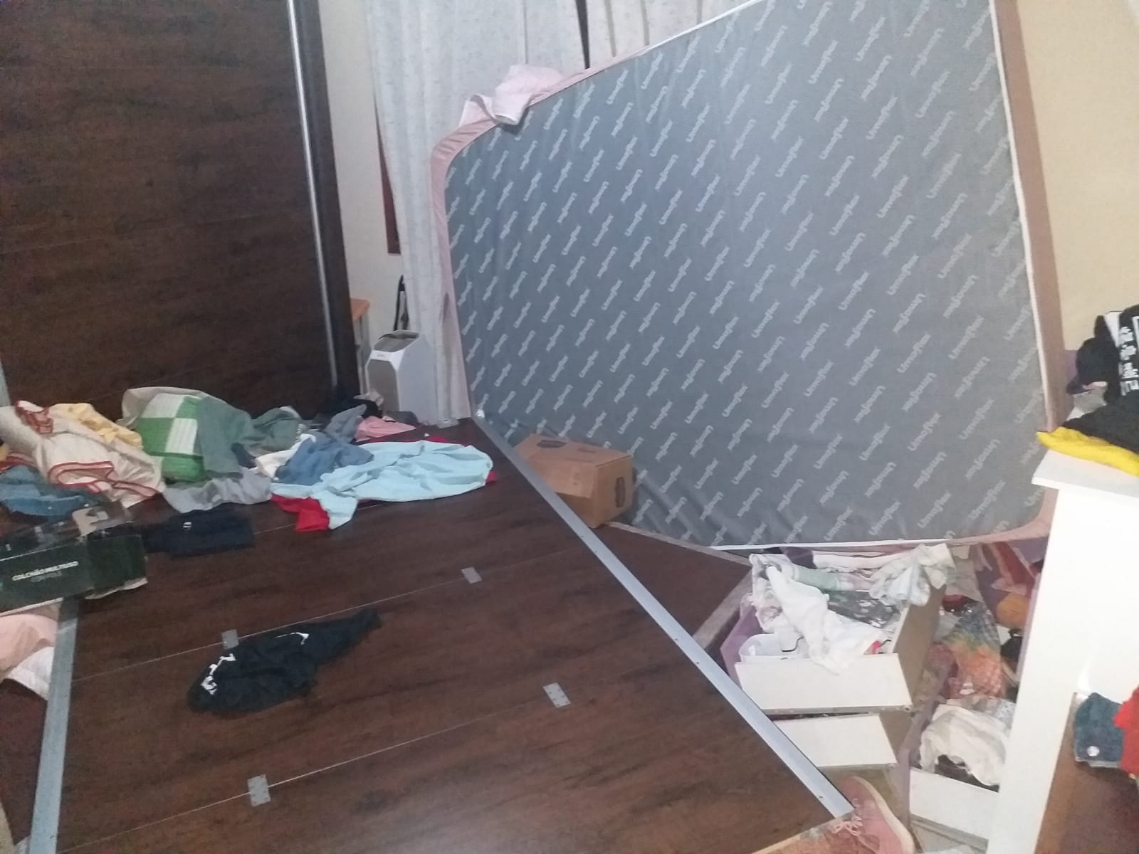 ladrões reviraram casa de vítimas durante o roubo