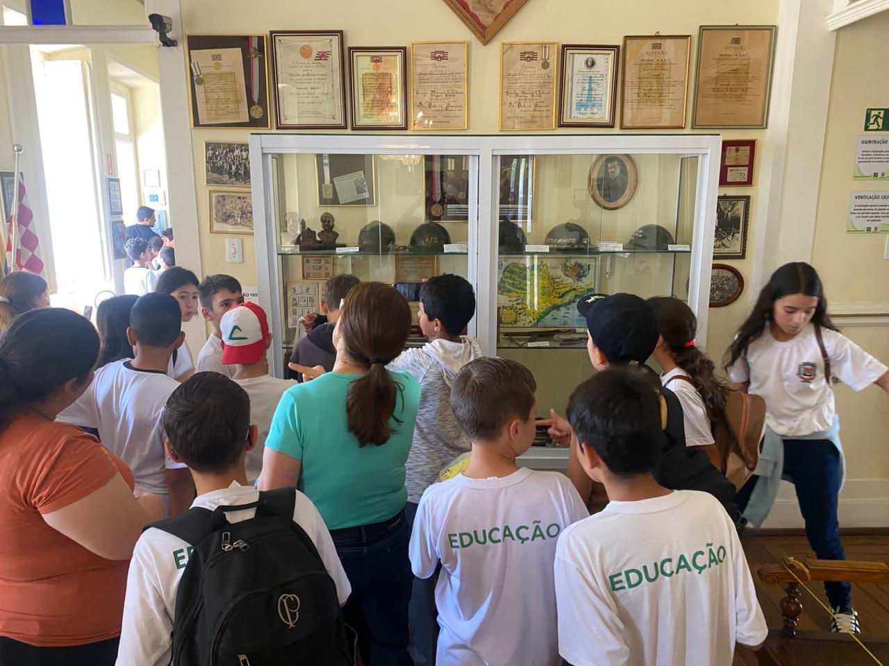 Alunos de Pedra Bela visitam o Museu Municipal Oswaldo Russomano e vivenciam e