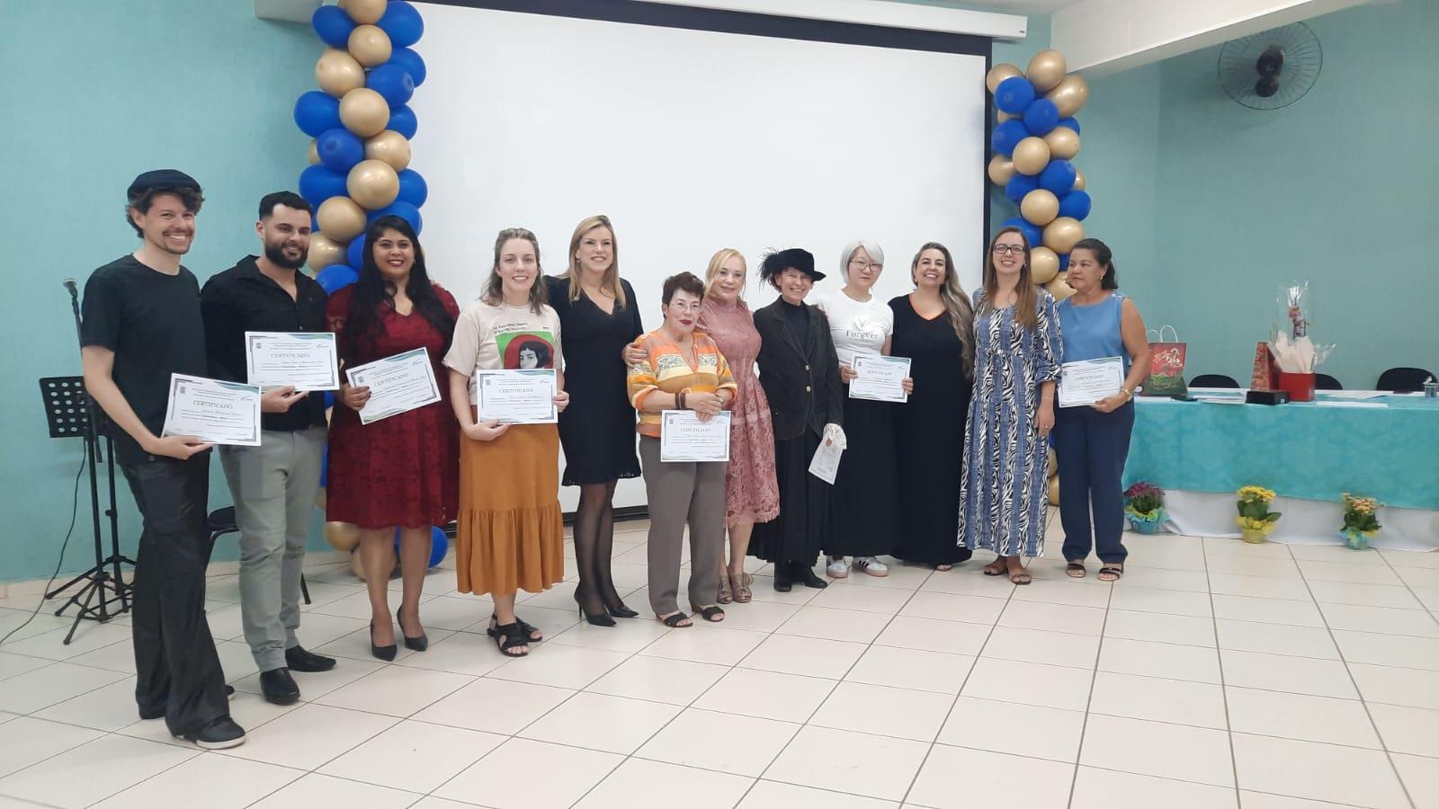 Alunos do Polo UAB recebem certificados dos cursos de idiomas Foto 1