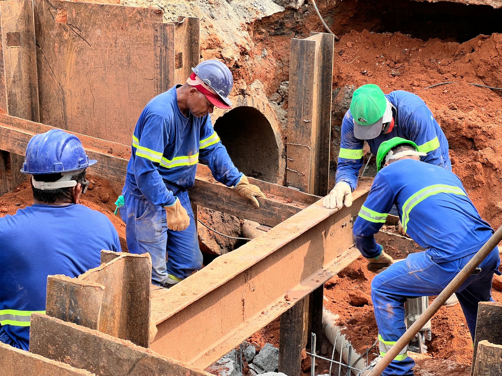 Colocação de aduelas Av Euzébio Savaio 01