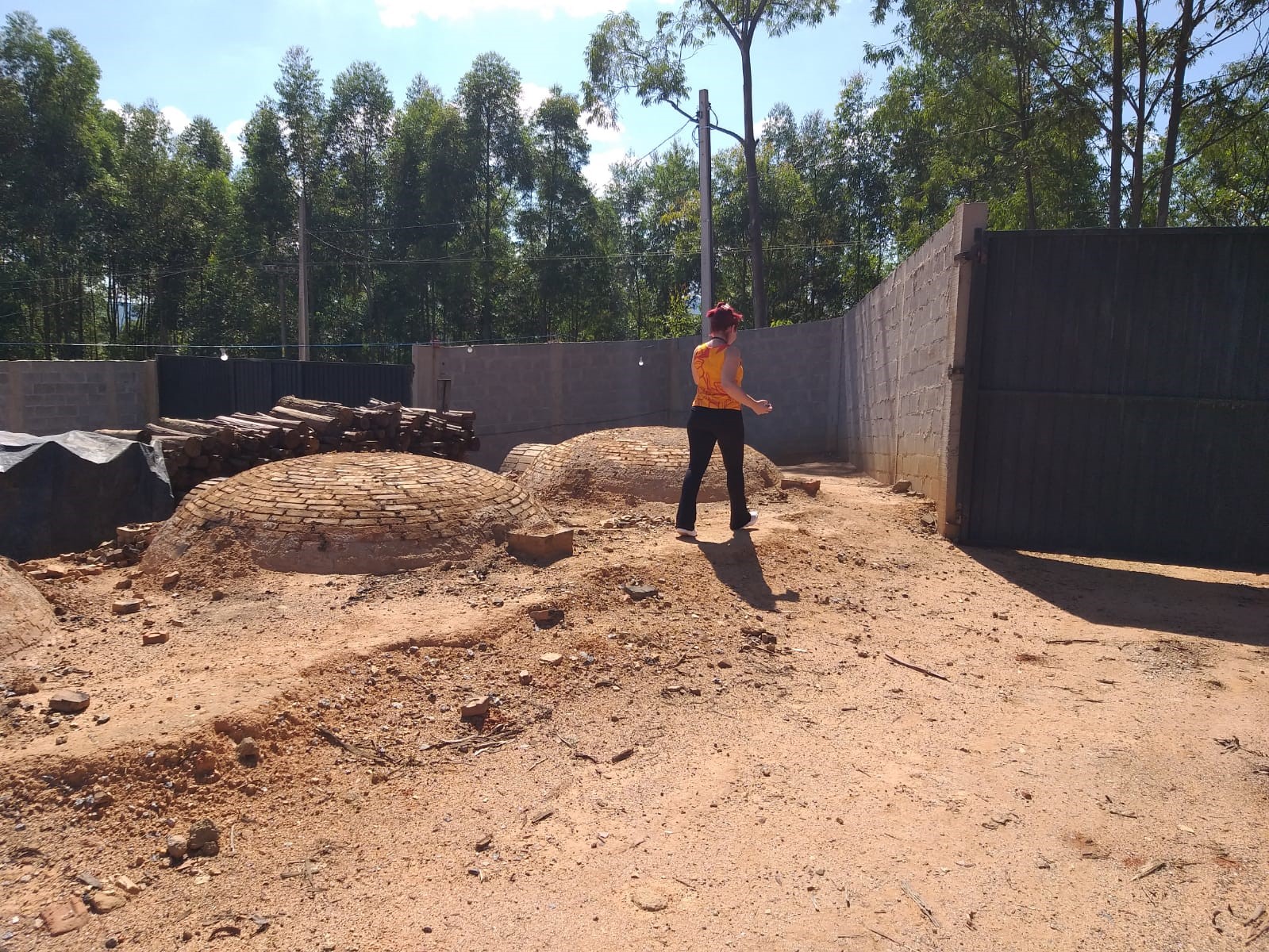 Secretaria Municipal do Meio Ambiente fiscaliza regularidade de carvoaria no município (1)