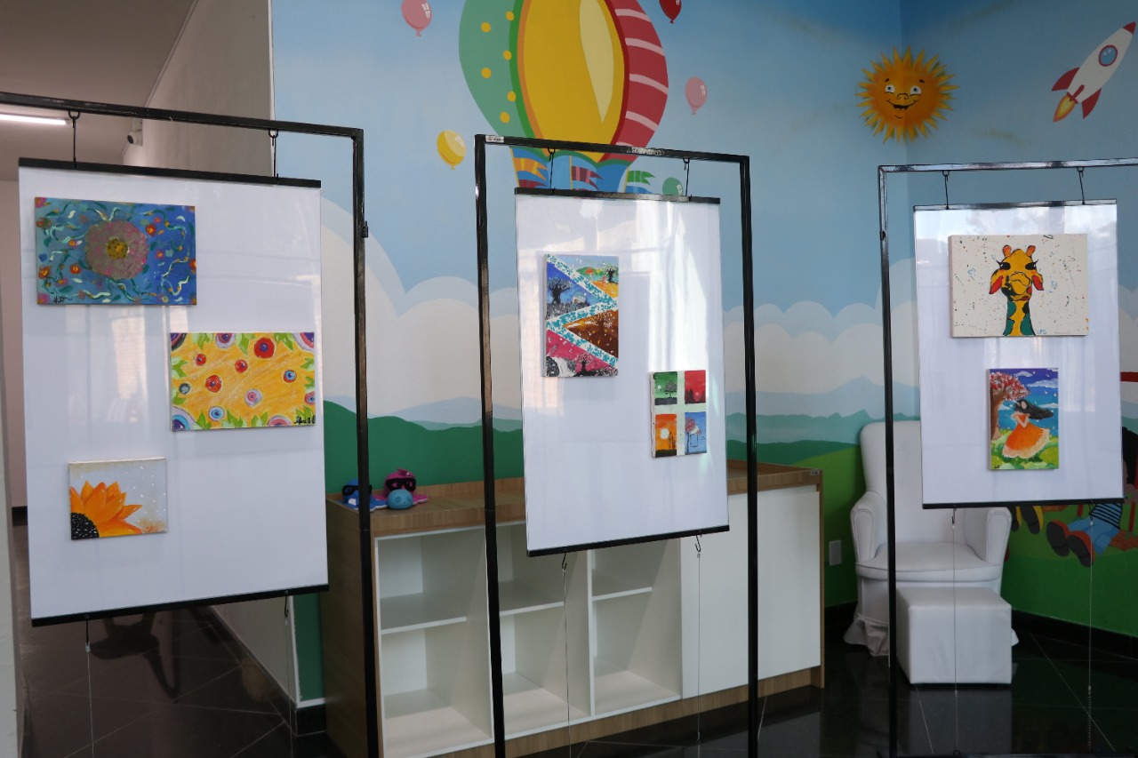 16.05.2022 Biblioteca Municipal recebe exposi&ccedil;&atilde;o de pintura infantil (1)
