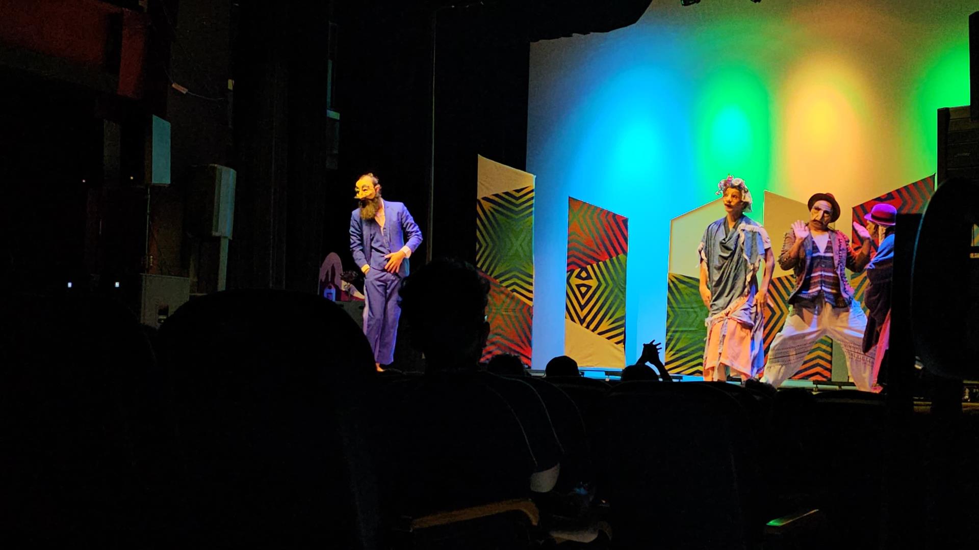 Alunos da Rede Municipal assistem ao espet&aacute;culo infantil Maria Luz (1)