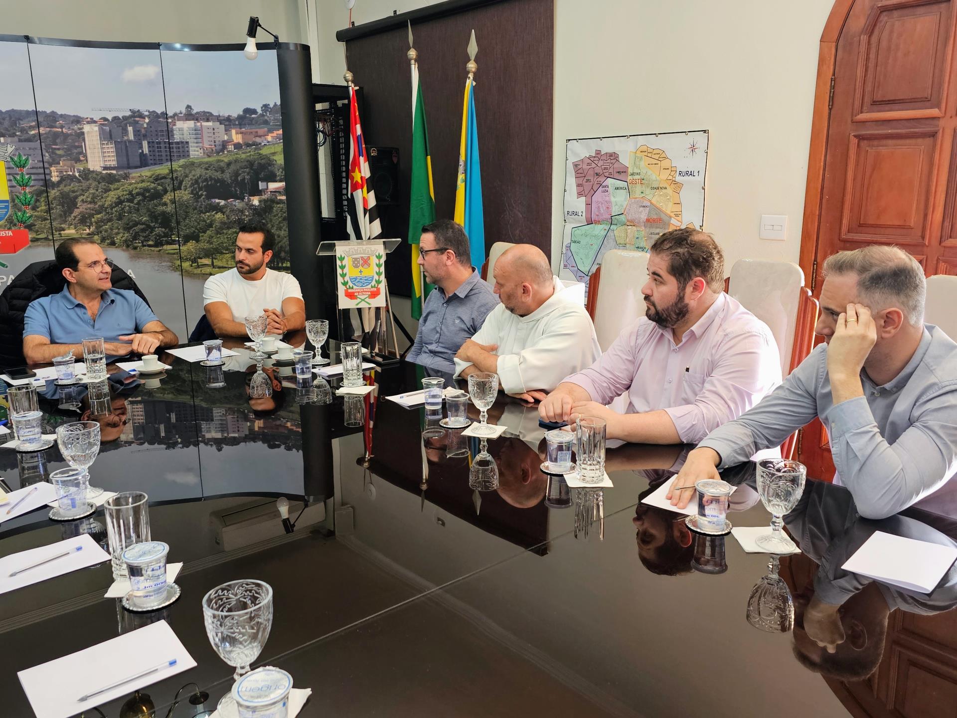 FOTO 1_ENCONTRO COM REPRESENTANTES DA ASSOCIAÇÃO E FRATERNIDADE SÃO FRANCISCO_21-10-2025