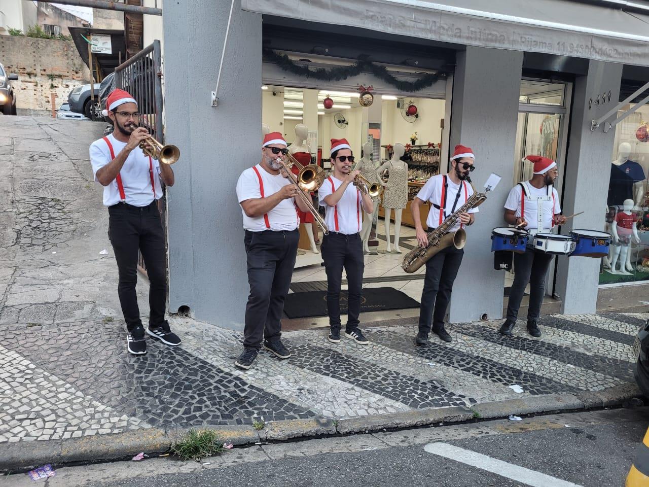 Bandinha do Papai Noel encanta e leva magia as ruas comerciais do munic&iacute;pio (2)