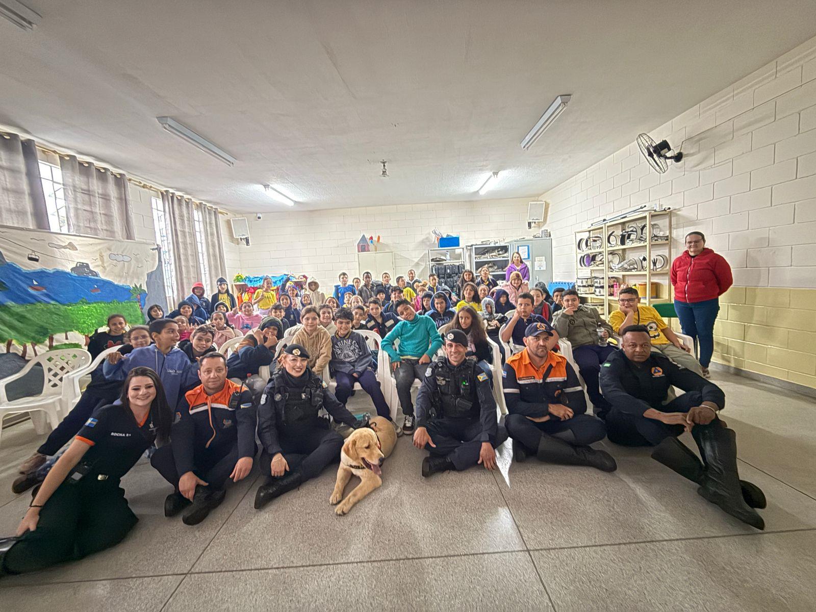 Cão Barney, da GCM, participa de ação educativa em escola municipal 01