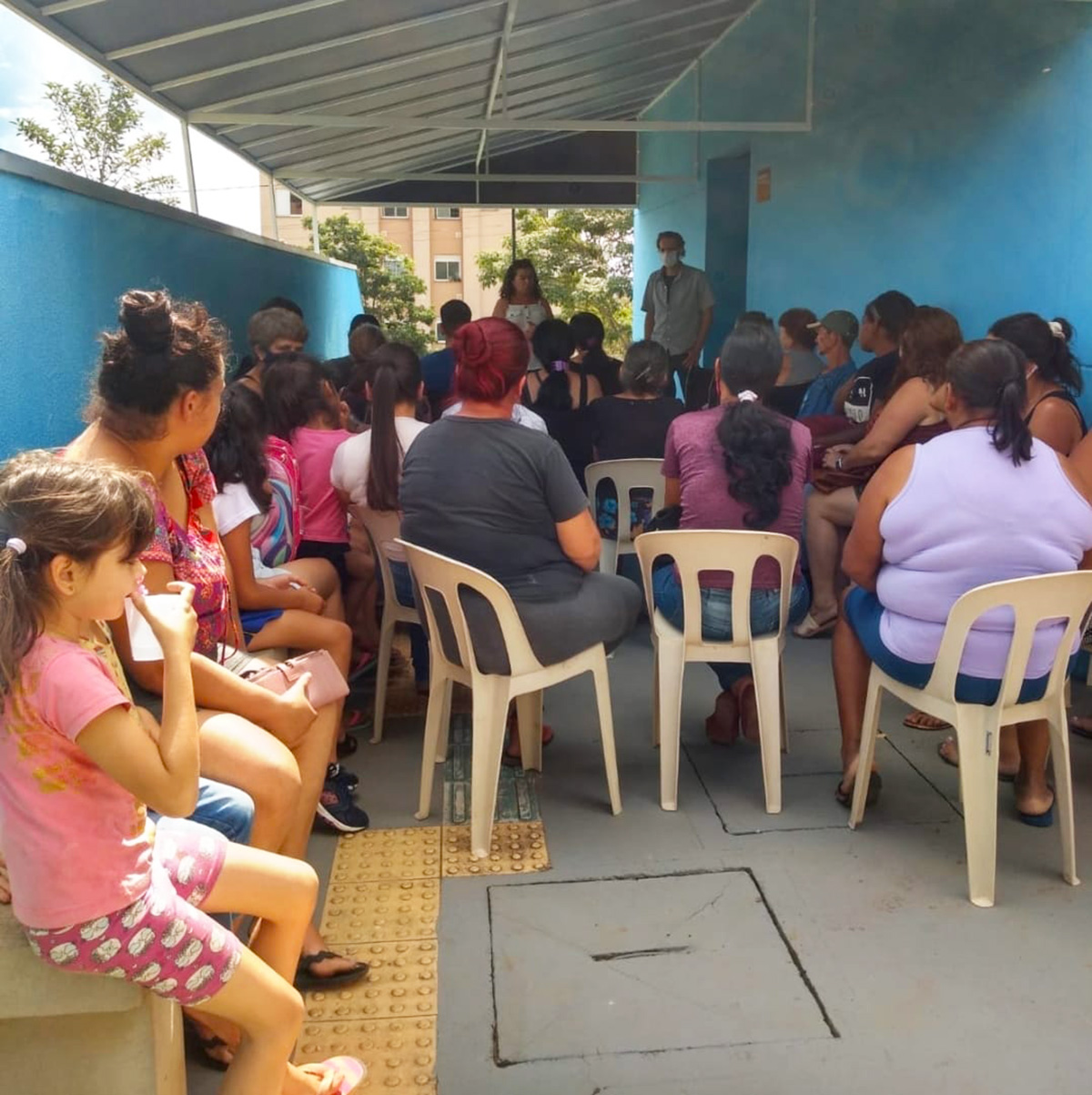 Equipe do CRAS &Aacute;guas Claras se re&uacute;ne com moradores do bairro  (1)
