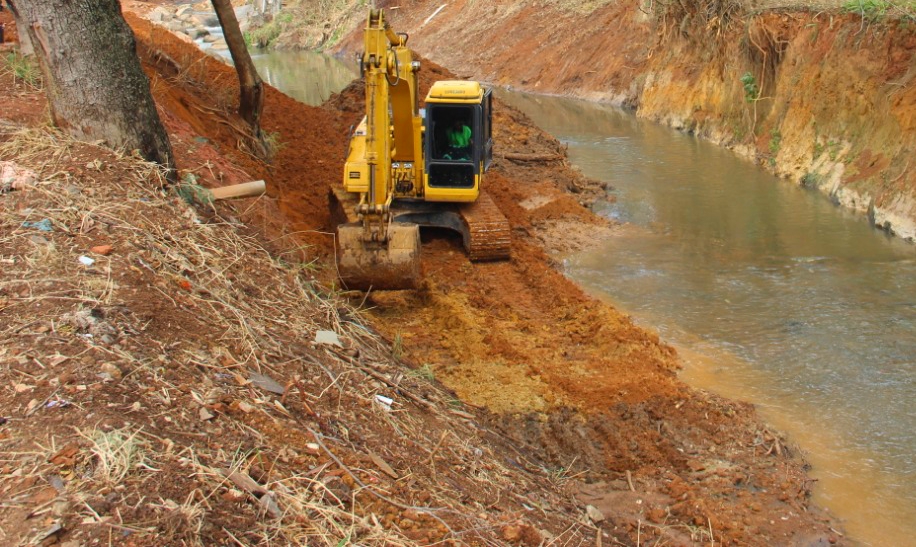 27.05.2022 Combate &agrave;s enchentes_Prefeitura investe na limpeza e desobstru&ccedil;&atilde;o de cabeceiras de ribeir&otilde;es e c&oacute;rregos (1)