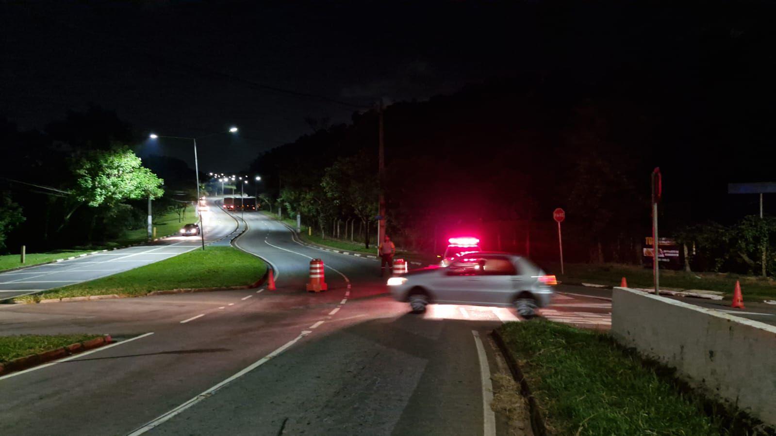 Atenção motoristas carreta bloqueia trecho da Avenida Norte-Sul e trânsito é desviado (1)