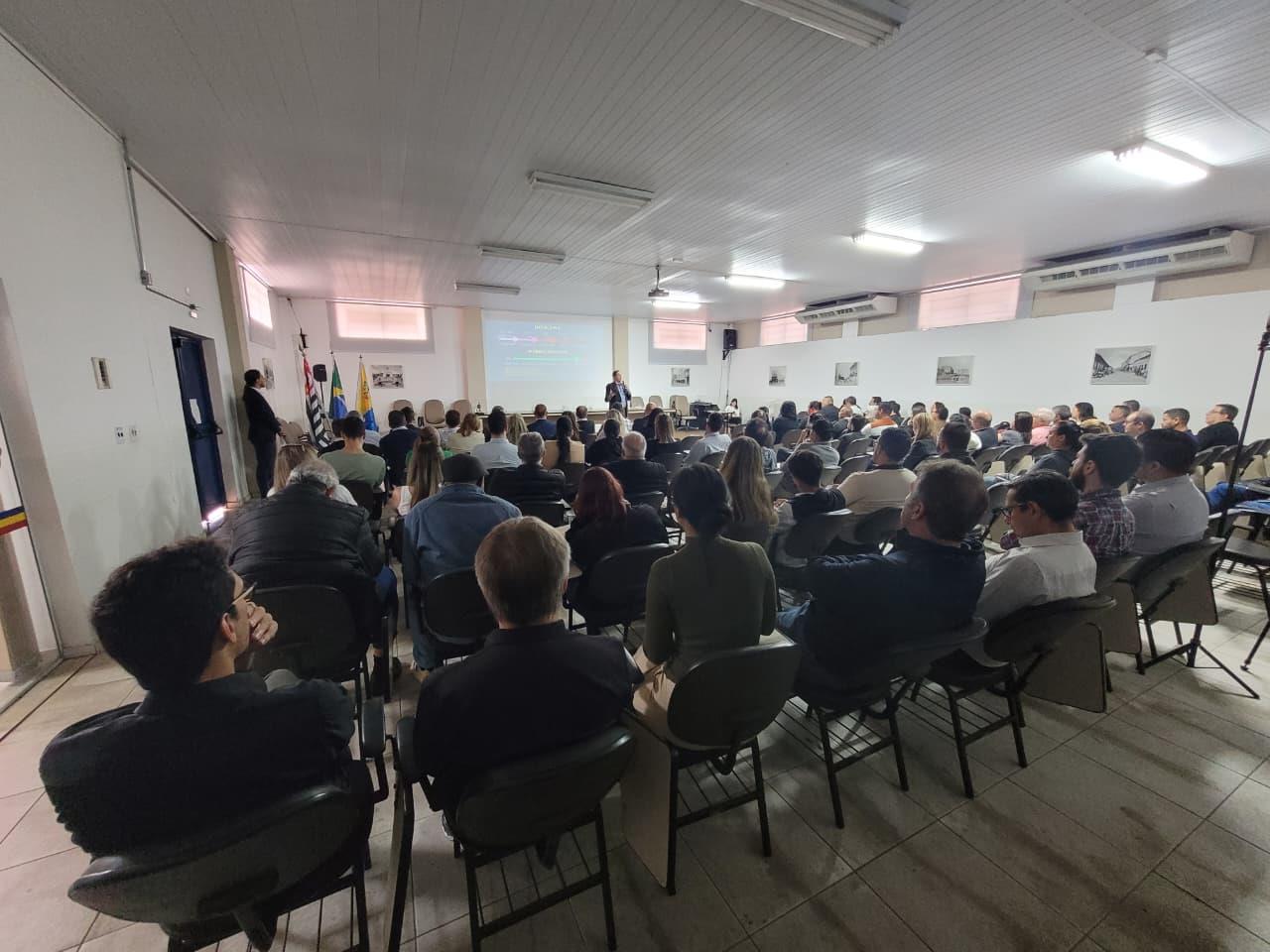 Deputado Luiz Philippe de Orleans e Bragança ministra palestra sobre reforma tributária e livre iniciativa em Bragança Paulista (1)
