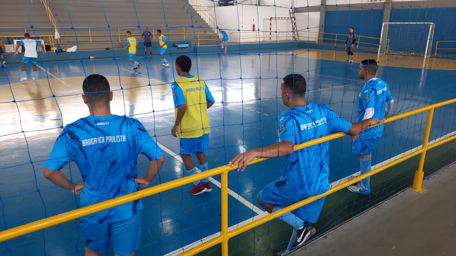 Equipe de Futsal Masculino de Bragança Paulista entra em quadra na