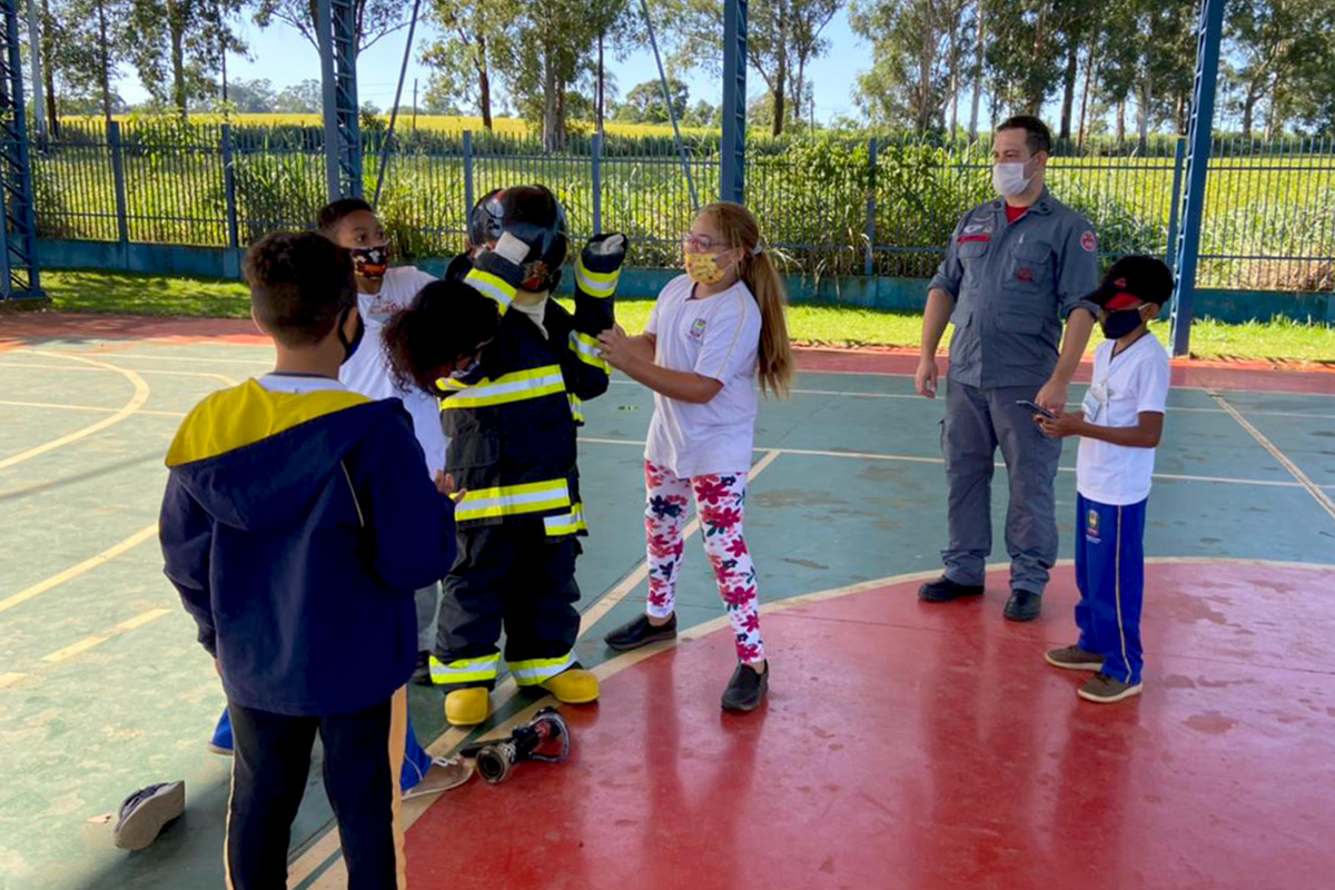 16.03.2022 Escolas Municipais recebem o Projeto Bombeiro na Escola (2)
