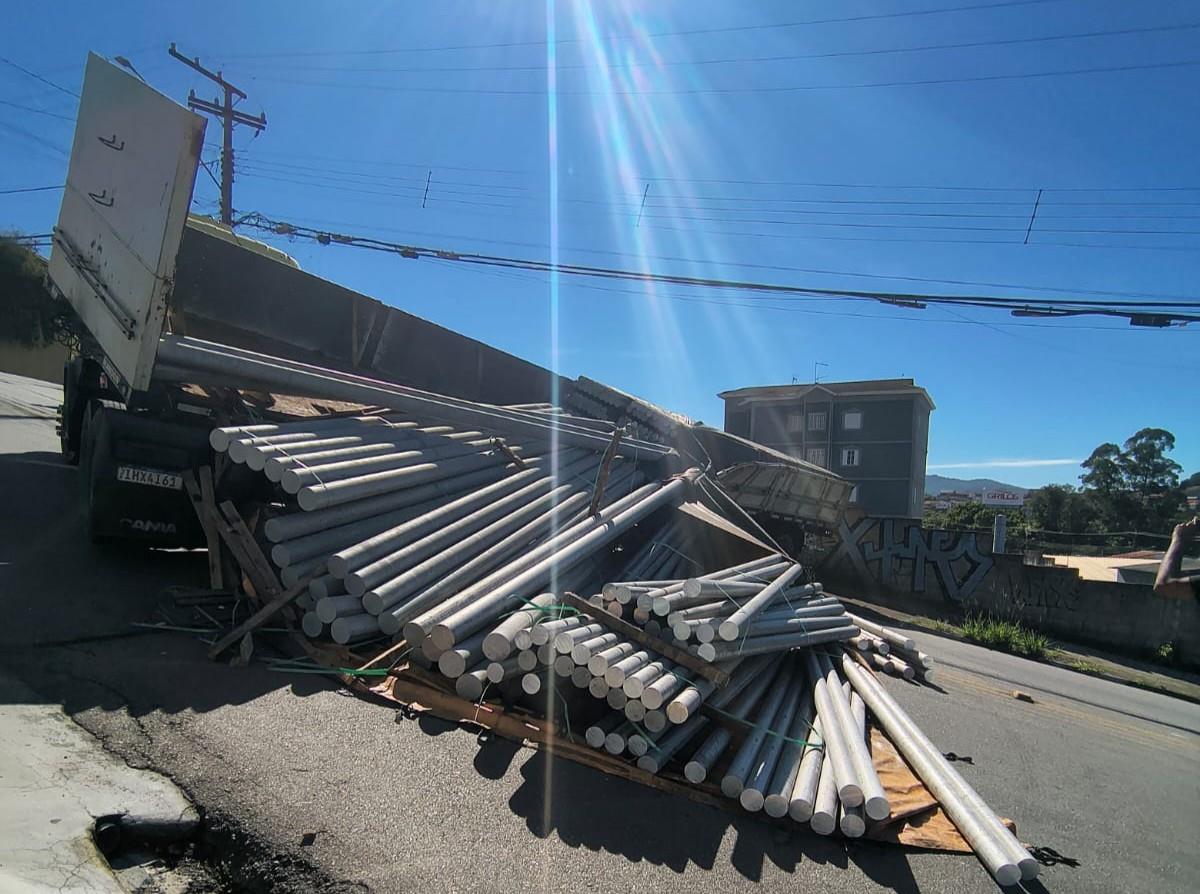 Carreta bloqueia via no Jardim São Lourenço (1)