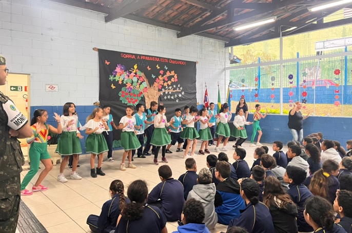 2 Escola Municipal Zitta de Melo Barbosa celebra o Dia da &Aacute;rvore com apresenta&ccedil;&otilde;es e plantio de mudas