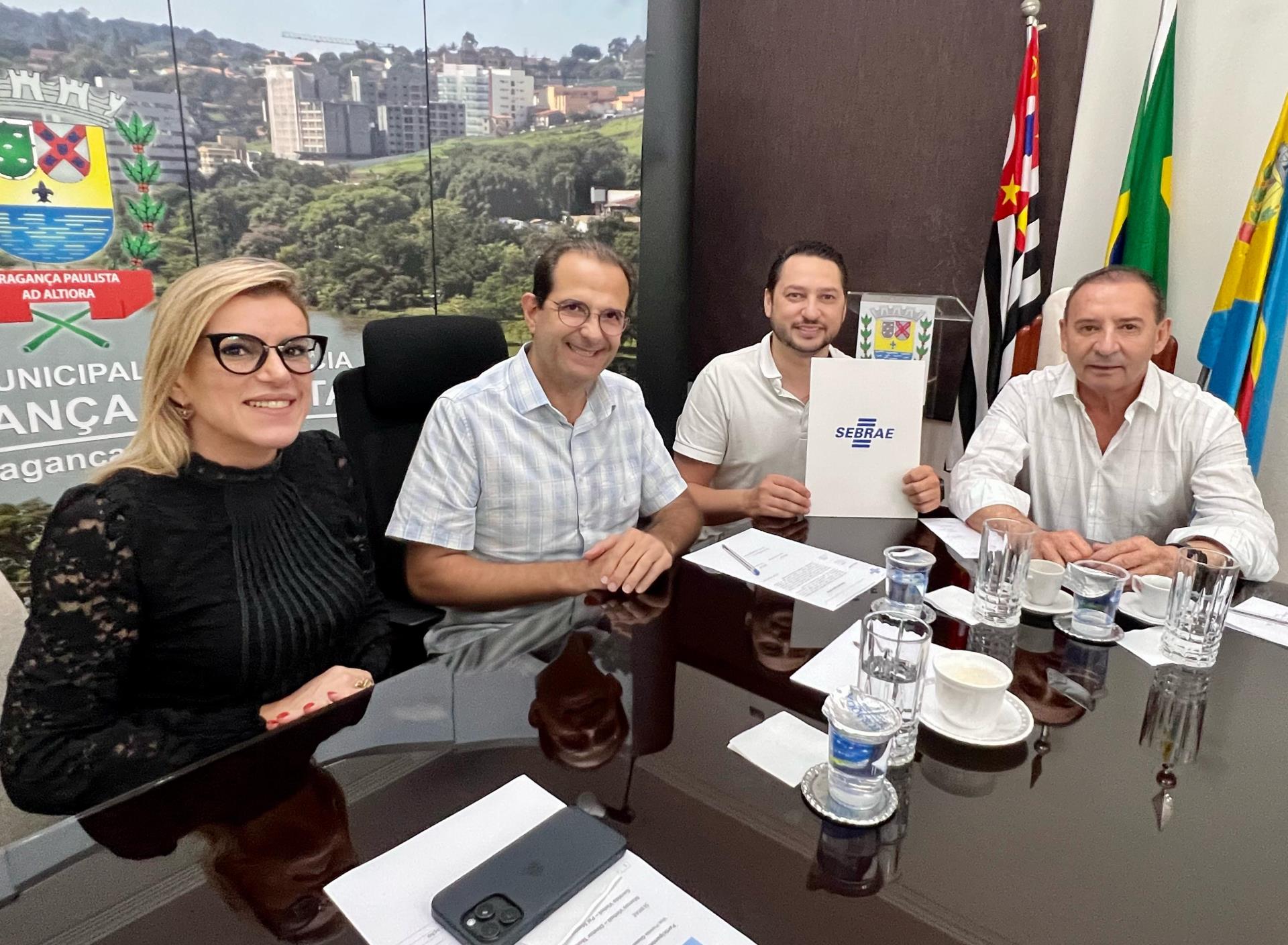 Prefeitura firma compromisso com o Sebrae-SP para implanta&ccedil;&atilde;o do curso Jovens Empreendedores Primeiros Passos (JEPP) na rede municipal (1)