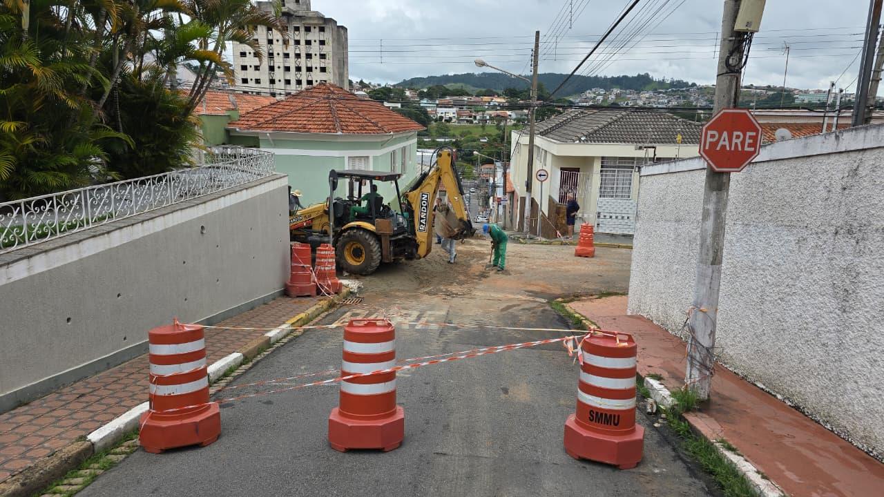 Secretaria Municipal de Servi&ccedil;os inicia obra de reconstru&ccedil;&atilde;o de tubula&ccedil;&atilde;o na Rua Ant&ocirc;nio da Cruz (6)