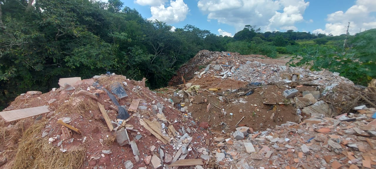 Secretaria Municipal do Meio Ambiente fiscaliza descarte irregular de res&iacute;duos s&oacute;lidos em Bragan&ccedil;a Paul (2)