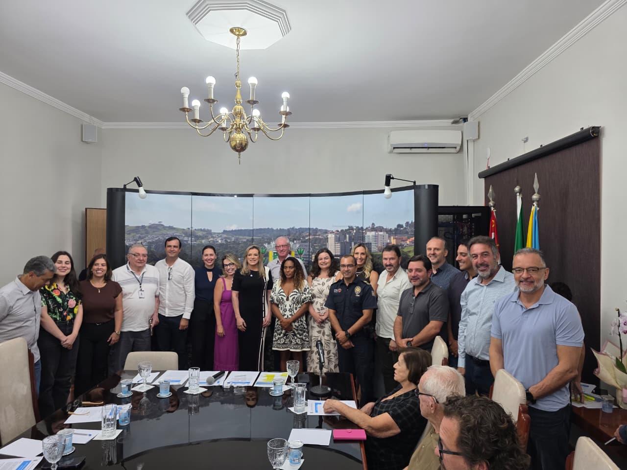 Gi Borboleta assume Prefeitura durante f&eacute;rias do prefeito Edmir Chedid Foto 04
