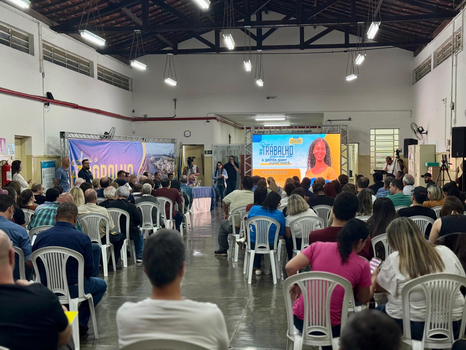 Com participação da população, Governo Social retorna e já realiza serviços nos bairros